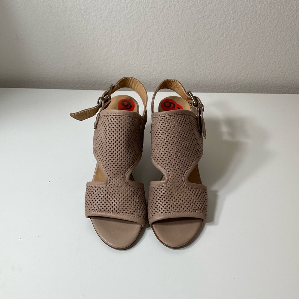 Avellini Beige Block Heels Ankle Strap Sandals size 6